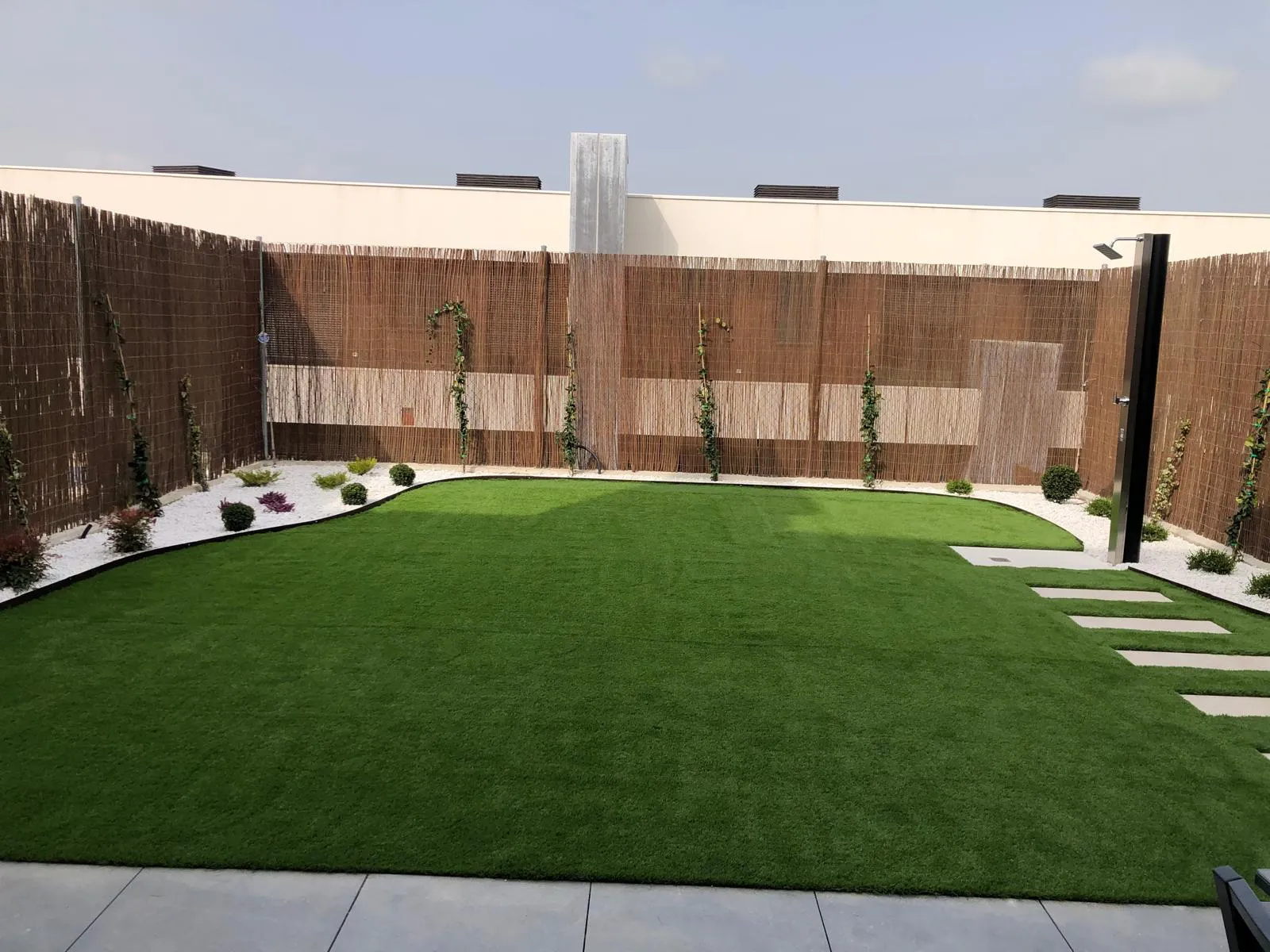 Instalación de césped artificial residencial