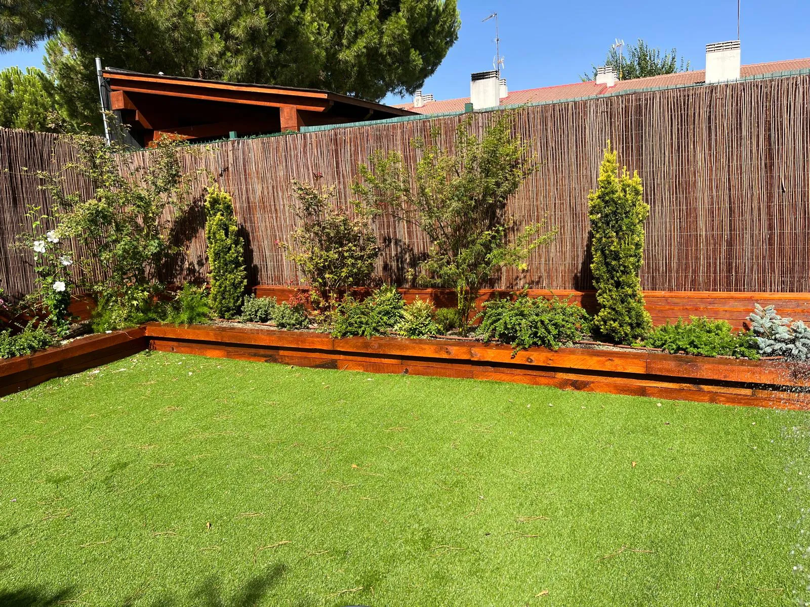 Detalle de ajardinamiento y acabados realizados por Jardinería Brunete